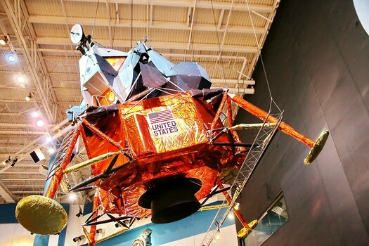 Historische Mondlandefähre im Space Center Houston, aufgenommen aus einer niedrigen Perspektive in einer Ausstellungshalle. Historische Mondlandefähre im Space Center Houston, aufgenommen aus einer niedrigen Perspektive in einer Ausstellungshalle.