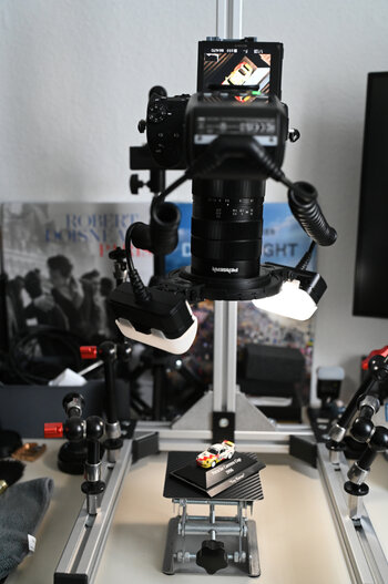 Studioaufbau für Tabletop-Makrofotografie mit einer Kamera am Reprostativ, einem Scherenhubtisch und dem Godox MF-T76 Blitz bei der Aufnahme eines Porsche-Modellautos. Studioaufbau für Tabletop-Makrofotografie mit einer Kamera am Reprostativ, einem Scherenhubtisch und dem Godox MF-T76 Blitz bei der Aufnahme eines Porsche-Modellautos.