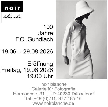 Ausstellungsplakat „100 Jahre F.C. Gundlach“ der Galerie noir blanche in Düsseldorf mit einer ikonischen Schwarzweiß-Modeaufnahme aus dem Werk des Fotografen. Ausstellungsplakat „100 Jahre F.C. Gundlach“ der Galerie noir blanche in Düsseldorf mit einer ikonischen Schwarzweiß-Modeaufnahme aus dem Werk des Fotografen.