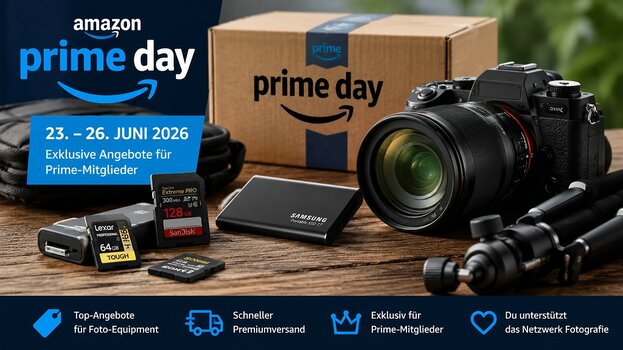 KI-generiertes Symbolbild zum Amazon Prime Day 2026 mit spiegelloser Kamera, Objektiv, Speicherkarten, SSD, Stativ und Amazon-Versandkarton. KI-generiertes Symbolbild zum Amazon Prime Day 2026 mit spiegelloser Kamera, Objektiv, Speicherkarten, SSD, Stativ und Amazon-Versandkarton.