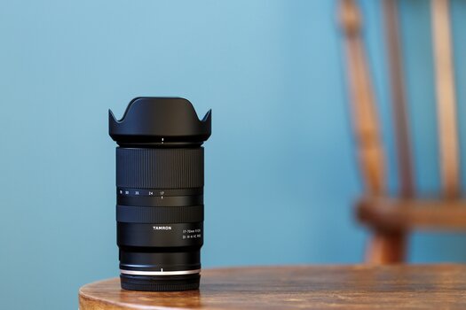 Tamron 17-70mm F/2.8 Di III-A VC RXD Standardzoom für Nikon Z APS-C mit Gegenlichtblende auf einem Holztisch.