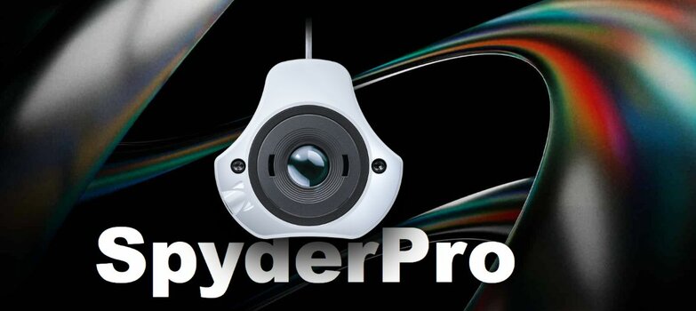 Datacolor SpyderPro zur Monitorkalibrierung vor dunklem Hintergrund mit farbigen Lichtverläufen.