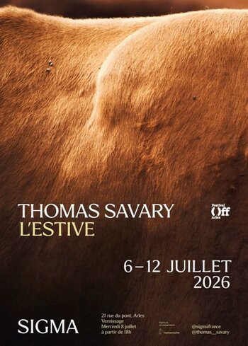 Plakat der Ausstellung „L'Estive“ von Thomas Savary während der Rencontres d'Arles 2026.
