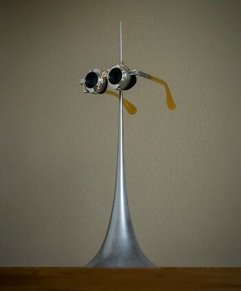 Kunstwerk „CAMERA MAN“ von Hiroshi Sugimoto mit brillenähnlicher Kamerakonstruktion.