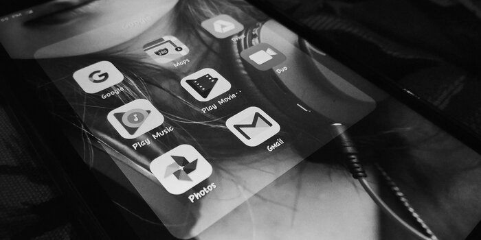 Smartphone mit verschiedenen Foto- und Cloud-Apps als Symbolbild für die Übertragung und Synchronisation von Fotos. Smartphone mit verschiedenen Foto- und Cloud-Apps als Symbolbild für die Übertragung und Synchronisation von Fotos.