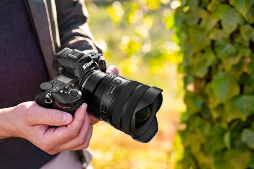 TAMRON 12-20mm F2.8 an einer Nikon Z6 III in den Händen eines Fotografen. TAMRON 12-20mm F2.8 an einer Nikon Z6 III in den Händen eines Fotografen.