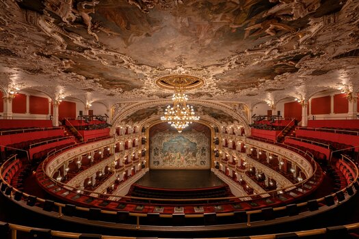 Innenraum eines reich verzierten Theaters, aufgenommen mit dem TAMRON 12-20mm F2.8 bei 12 Millimetern. Innenraum eines reich verzierten Theaters, aufgenommen mit dem TAMRON 12-20mm F2.8 bei 12 Millimetern.