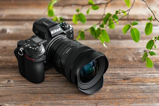 TAMRON 12-20mm F2.8 an einer Nikon Z6 III auf einer Holzoberfläche. TAMRON 12-20mm F2.8 an einer Nikon Z6 III auf einer Holzoberfläche.