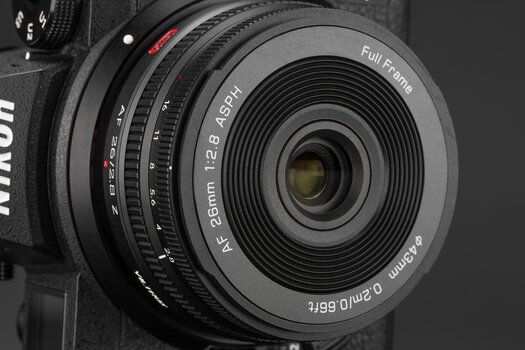 Viltrox AF 26 mm F2.8 EVO mit Blendenring und Fokusring. Viltrox AF 26 mm F2.8 EVO mit Blendenring und Fokusring.