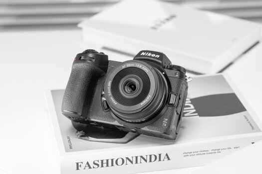 Frontansicht des Viltrox AF 26 mm F2.8 EVO an einer Nikon Z7II. Frontansicht des Viltrox AF 26 mm F2.8 EVO an einer Nikon Z7II.