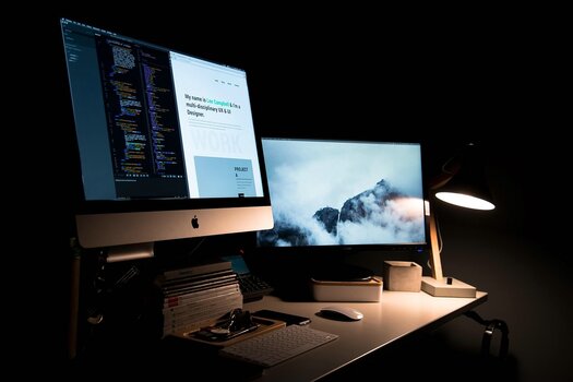 iMac-Arbeitsplatz mit Apple-Computer für Bildbearbeitung und Fotografie. iMac-Arbeitsplatz mit Apple-Computer für Bildbearbeitung und Fotografie.