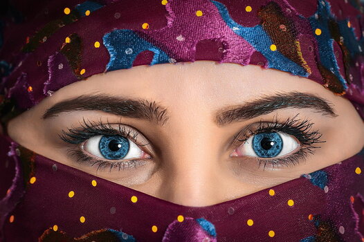 Nahaufnahme eines Gesichts mit intensivem Blick und leuchtend blauen Augen als Symbol für Wahrnehmung und Aufmerksamkeit. Nahaufnahme eines Gesichts mit intensivem Blick und leuchtend blauen Augen als Symbol für Wahrnehmung und Aufmerksamkeit.
