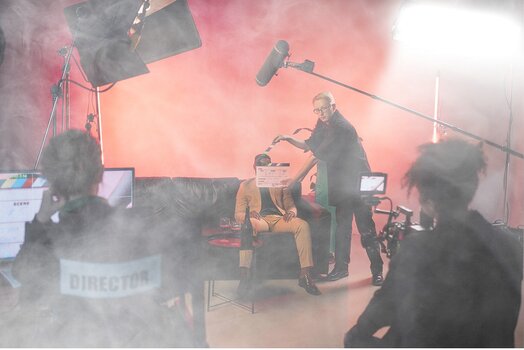 Filmset mit Schauspielern und farbigem Nebel, erzeugt mit dem Rollei SmokeMaster Pro RGB. Filmset mit Schauspielern und farbigem Nebel, erzeugt mit dem Rollei SmokeMaster Pro RGB.
