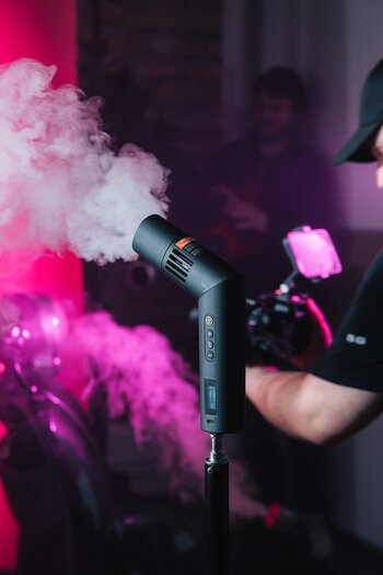 Der Rollei SmokeMaster Pro RGB erzeugt pink beleuchteten Nebel mit dem neuen RGB-Aufsatz. Der Rollei SmokeMaster Pro RGB erzeugt pink beleuchteten Nebel mit dem neuen RGB-Aufsatz.