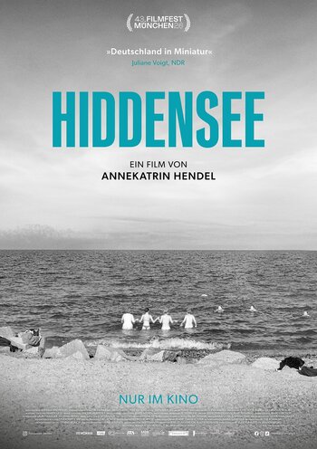 Filmplakat des Dokumentarfilms „Hiddensee“ mit einer Schwarz-Weiß-Aufnahme der Ostseeküste und badenden Menschen.