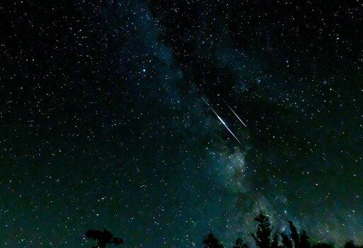 Nächtlicher Sternenhimmel mit Milchstraße und mehreren hellen Meteorspuren. Nächtlicher Sternenhimmel mit Milchstraße und mehreren hellen Meteorspuren.