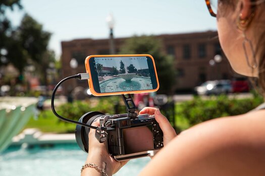 Fotografieren und Filmen mit Systemkamera und einem per JOBY GripTight Cold Shoe Mount befestigten Smartphone. Fotografieren und Filmen mit Systemkamera und einem per JOBY GripTight Cold Shoe Mount befestigten Smartphone.