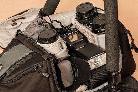 Fotoequipment mit Objektiven und Blitzgerät sicher in einer Fototasche verstaut