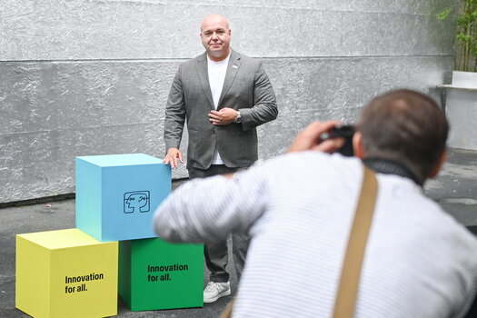 Fotograf mit Kamera vor Leif Lindner und mehreren pinkfarbenen IFA-Würfeln