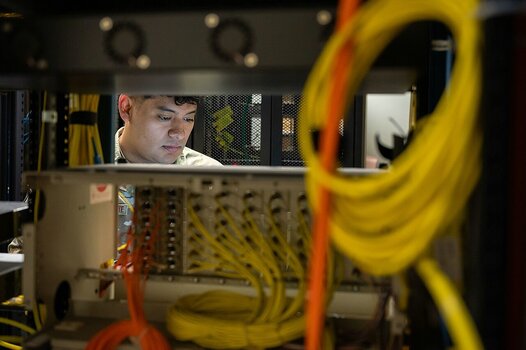 Techniker bei der Arbeit an Server- und Netzwerktechnik Techniker bei der Arbeit an Server- und Netzwerktechnik