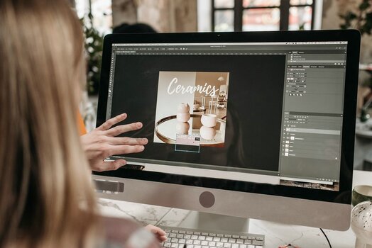 Bildbearbeitung an einem Computerarbeitsplatz mit Adobe Photoshop Bildbearbeitung an einem Computerarbeitsplatz mit Adobe Photoshop