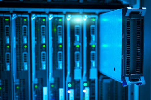 Server in einem Rechenzentrum mit mehreren Einschüben Server in einem Rechenzentrum mit mehreren Einschüben