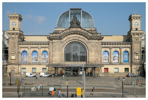 DD Hbf 160725 Front mit Fensterbemalungen.jpg