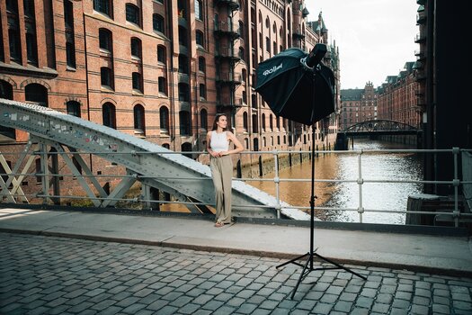 Rollei Quick Folding Parabol Softbox bei einem Outdoor-Fotoshooting Rollei Quick Folding Parabol Softbox bei einem Outdoor-Fotoshooting
