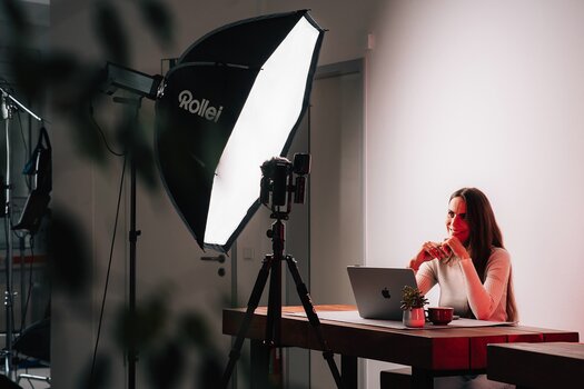 Rollei Quick Folding Softbox bei einer Videoaufnahme im Studio Rollei Quick Folding Softbox bei einer Videoaufnahme im Studio