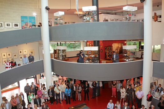 Besucher in der Ausstellung des Deutschen Fotomuseums in Markkleeberg