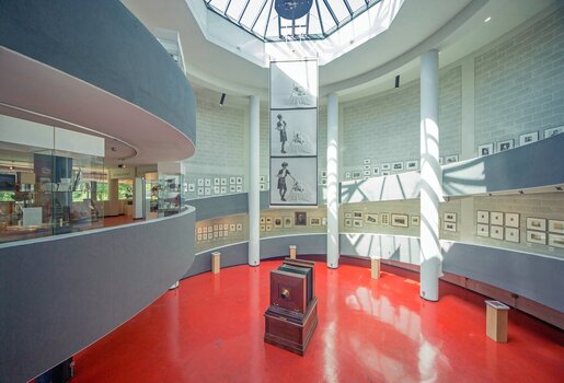 Ausstellungsräume und historische Kameras im Deutschen Fotomuseum Markkleeberg