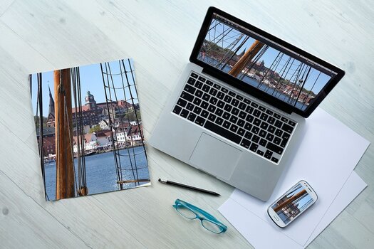 Dasselbe Foto als Print, auf einem Laptop und auf einem Smartphone Dasselbe Foto als Print, auf einem Laptop und auf einem Smartphone
