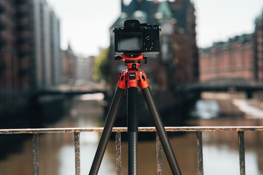 Rollei Compact Traveler Swift Carbon mit Kamera im Outdoor-Einsatz