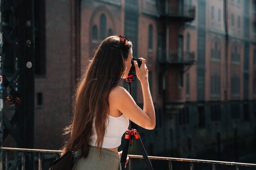 Fotografin mit dem Rollei Compact Traveler Swift Carbon