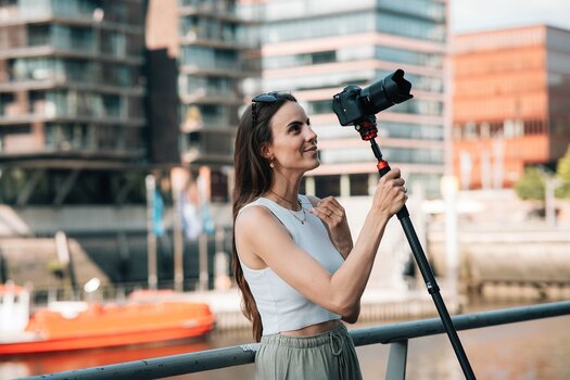 Fotografin mit Rollei Compact Traveler Swift Carbon als Monopod