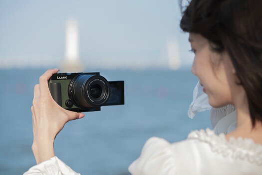 Fotografin mit Viltrox AF 20mm F2.8 Air an einer Lumix Kamera Fotografin mit Viltrox AF 20mm F2.8 Air an einer Lumix Kamera