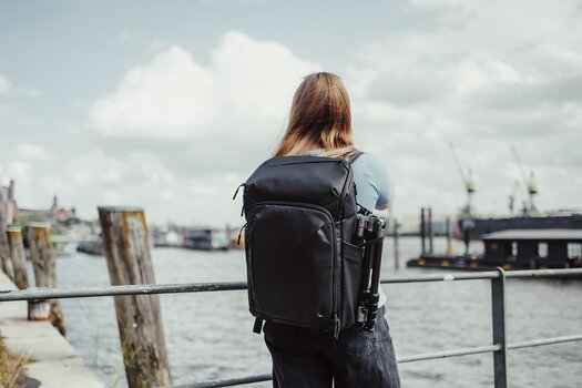 Rollei Fotoliner Ocean Air L Kamerarucksack beim Fotografieren am Hafen Rollei Fotoliner Ocean Air L Kamerarucksack beim Fotografieren am Hafen