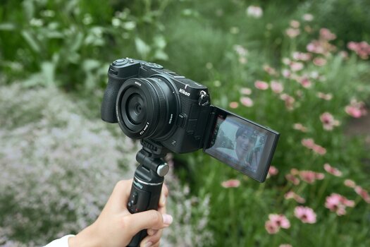 Nikon Z5IIC auf einem Gimbal mit ausgeklapptem Display