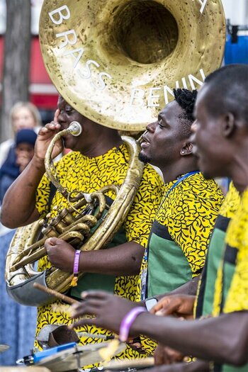 20260530-Busker-Assia-Brass-Benin_005 Kopie.jpg