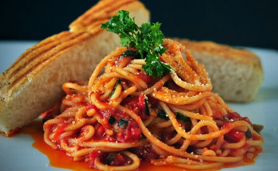 Spaghetti mit Tomatensauce, Kräutern und geriebenem Käse Spaghetti mit Tomatensauce, Kräutern und geriebenem Käse