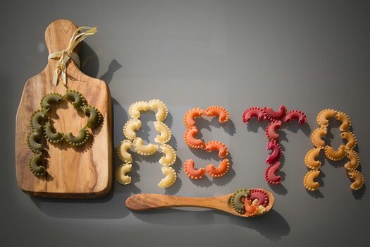 Bunte Nudeln bilden von oben fotografiert das Wort Pasta