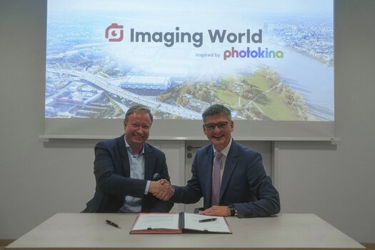 Thilo Röhrig von RINGFOTO und Oliver Frese von der Koelnmesse bei der Vertragsunterzeichnung zur Imaging World ab 2027 in Köln Thilo Röhrig von RINGFOTO und Oliver Frese von der Koelnmesse bei der Vertragsunterzeichnung zur Imaging World ab 2027 in Köln