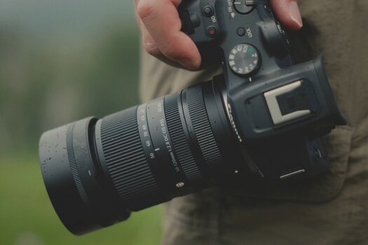Fotograf mit einer Kamera und dem SIGMA 50–120mm F2.8 DC OS Contemporary im Einsatz Fotograf mit einer Kamera und dem SIGMA 50–120mm F2.8 DC OS Contemporary im Einsatz