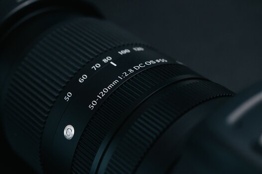 Detailaufnahme des SIGMA 50–120mm F2.8 DC OS Contemporary mit Brennweitenskala Detailaufnahme des SIGMA 50–120mm F2.8 DC OS Contemporary mit Brennweitenskala