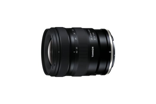 Produktansicht des TAMRON 20–40mm F/2.8 Di III VXD mit Nikon-Z-Anschluss auf weißem Hintergrund. Produktansicht des TAMRON 20–40mm F/2.8 Di III VXD mit Nikon-Z-Anschluss auf weißem Hintergrund.