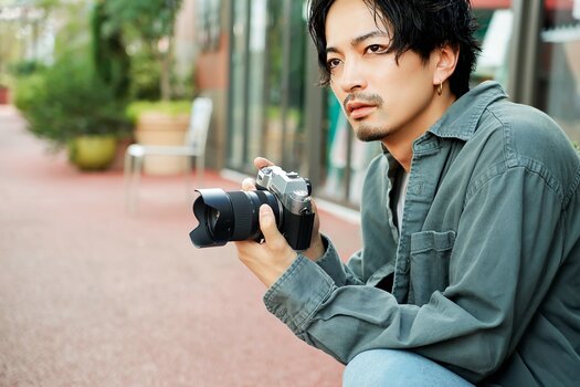Fotograf mit Fujifilm-Kamera und TAMRON 16–50mm F2.8 A im Außenbereich Fotograf mit Fujifilm-Kamera und TAMRON 16–50mm F2.8 A im Außenbereich