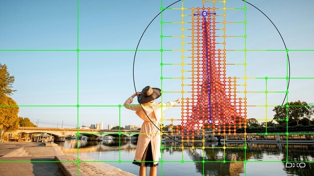 Eiffelturm mit farbigem, lokal verdichtetem Gitternetz zur geometrischen Bildkorrektur in DxO ViewPoint 6.