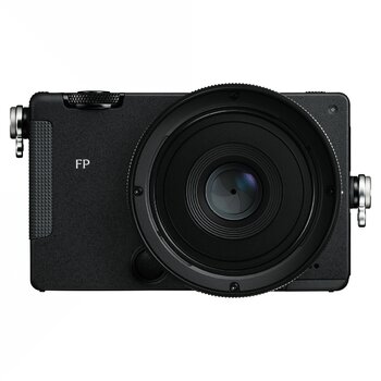 Sigma FP2 Vollformatkamera mit angesetztem 45-mm-Objektiv in der Frontansicht Sigma FP2 Vollformatkamera mit angesetztem 45-mm-Objektiv in der Frontansicht