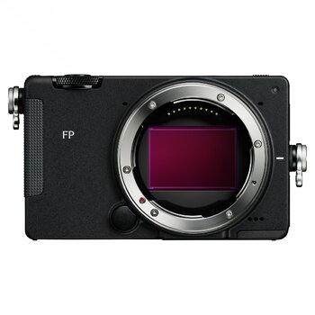 Vorderseite der Sigma FP2 ohne Objektiv mit sichtbarem Vollformatsensor und L-Mount. Vorderseite der Sigma FP2 ohne Objektiv mit sichtbarem Vollformatsensor und L-Mount.