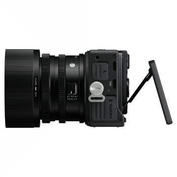 Sigma FP2 von der Seite mit ausgeklapptem rückseitigem Display und angesetztem Objektiv Sigma FP2 von der Seite mit ausgeklapptem rückseitigem Display und angesetztem Objektiv